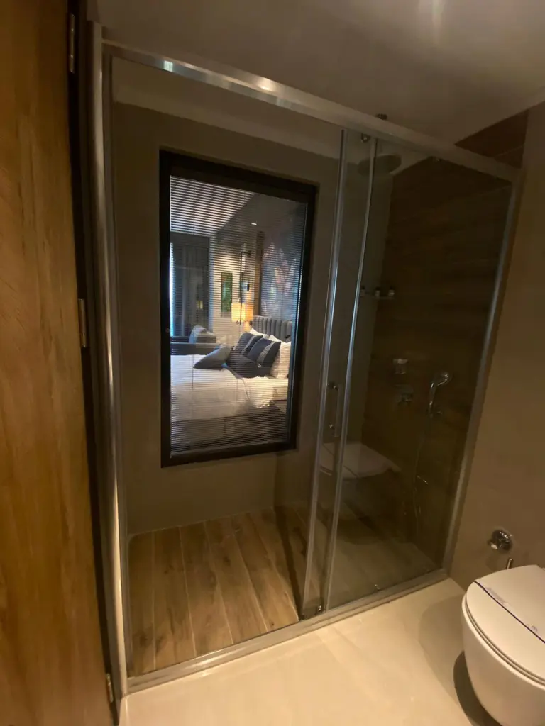 Senior Kara Manzaralı Oda